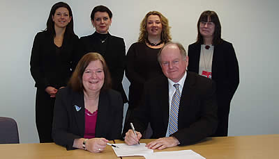 Vice Principal Mary Bownes and Deputy Vice-Chancellor Professor Jim Piper, of Macquarie University, signing the Memorandum of Understanding